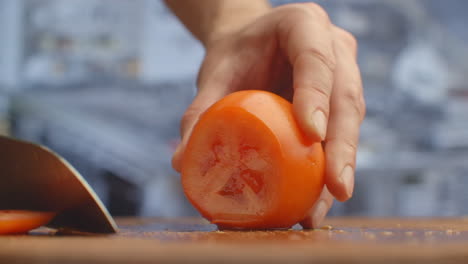 Primer-Plano-De-Una-Mujer-Cortando-Y-Picando-Tomate-Con-Un-Cuchillo-Sobre-Una-Tabla-De-Madera.